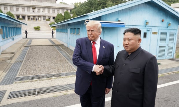 Chủ tịch Kim Jong-un và Tổng thống Trump bắt tay nhau trong cuộc gặp lịch sử tại DMZ