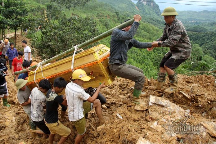 Trèo đèo, lội suối đưa thi thể Phó bí thư xã bị lũ cuốn trôi trong lúc cứu 2 cháu nhỏ về an táng