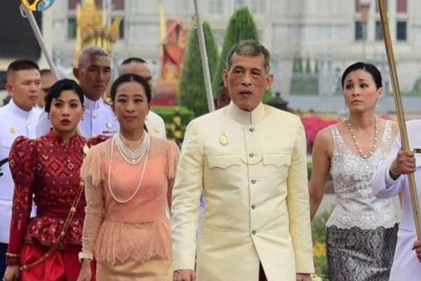 Vua Thái Lan vẫn “mất tích” cùng 20 thê thiếp giữa đại dịch khiến nhiều người dân bức xúc