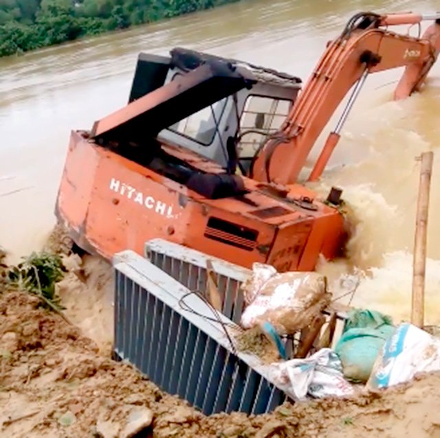 Lao máy xúc tiền tỷ chặn dòng lũ, cứu đê: Quyết định táo bạo và sáng suốt