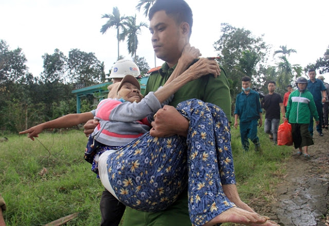 Lực lượng Công an sát cánh với nhân dân phòng, chống bão số 13