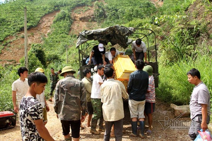 Trèo đèo, lội suối đưa thi thể Phó bí thư xã bị lũ cuốn trôi trong lúc cứu 2 cháu nhỏ về an táng