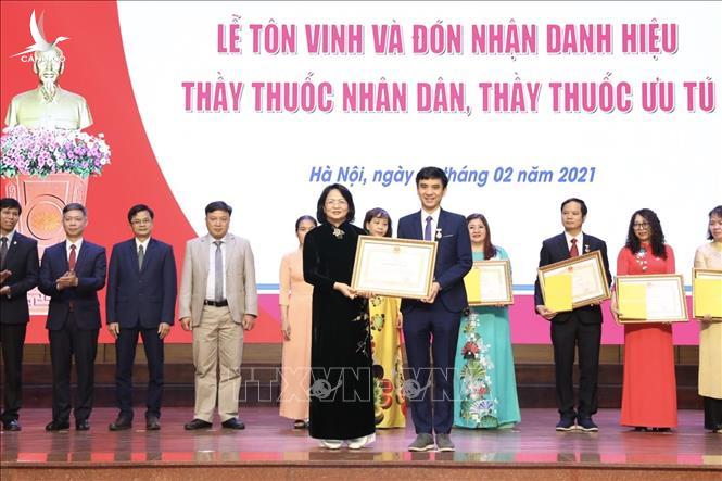 Phó Chủ tịch nước trao tặng danh hiệu Thầy thuốc Nhân dân cho 5 bác sỹ