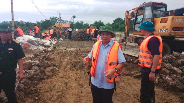 Lao máy xúc tiền tỷ chặn dòng lũ, cứu đê: Quyết định táo bạo và sáng suốt