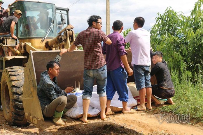 Trèo đèo, lội suối đưa thi thể Phó bí thư xã bị lũ cuốn trôi trong lúc cứu 2 cháu nhỏ về an táng