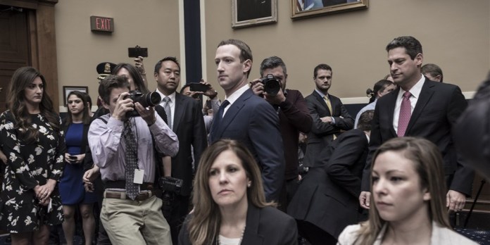 Ngay cả Mark Zuckerberg cũng là nạn nhân của Cambridge Analytica