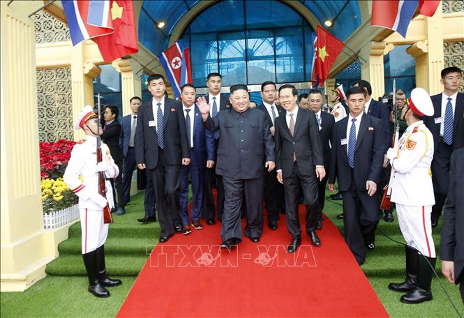 Chủ tịch Triều Tiên Kim Jong-un đến ga Đồng Đăng, bắt đầu chuyến công du Việt Nam