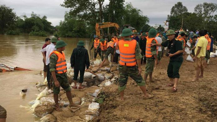 Lao máy xúc tiền tỷ chặn dòng lũ, cứu đê: Quyết định táo bạo và sáng suốt