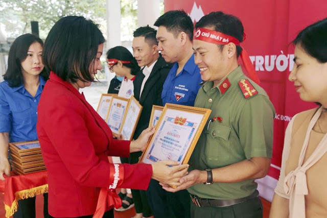 Những 'trái tim hồng' mang sắc áo Công an