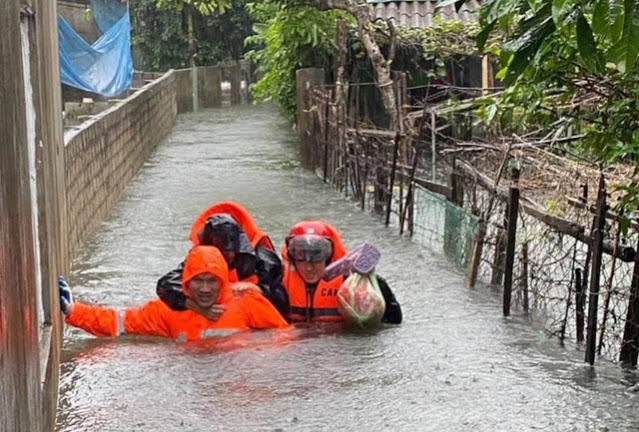 Công an, bộ đội đi xuồng đến từng nhà giải cứu dân trong lũ