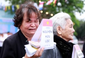 Mẹ của liệt sĩ bật khóc trong lễ tưởng niệm Gạc Ma