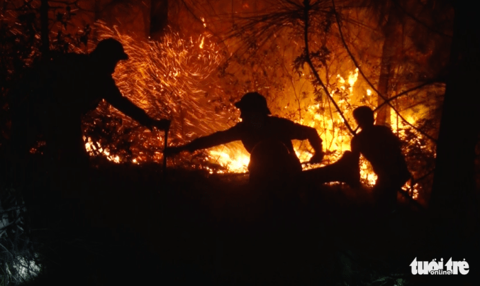 Cận cảnh xuyên đêm chiến đấu ‘giặc lửa’ cứu rừng