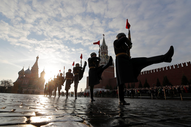 “Biển người” duyệt binh kỉ niệm cuộc Cách mạng tháng Mười Nga huyền thoại