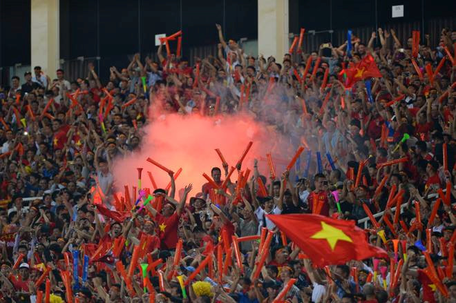 Tuyển Việt Nam có nguy cơ đá sân trung lập vì CĐV đốt pháo sáng