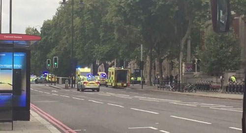 Ôtô lao vào đám đông ở London, nhiều người bị thương