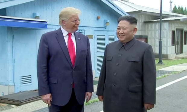 Chủ tịch Kim Jong-un và Tổng thống Trump bắt tay nhau trong cuộc gặp lịch sử tại DMZ