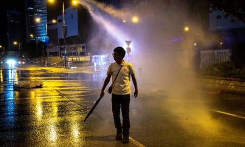 Cảnh sát Hong Kong dùng vòi rồng giải tán biểu tình