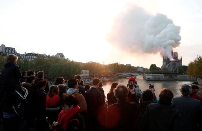 'Paris biến dạng' - Nước mắt và sửng sốt vụ cháy Nhà thờ Đức bà Paris