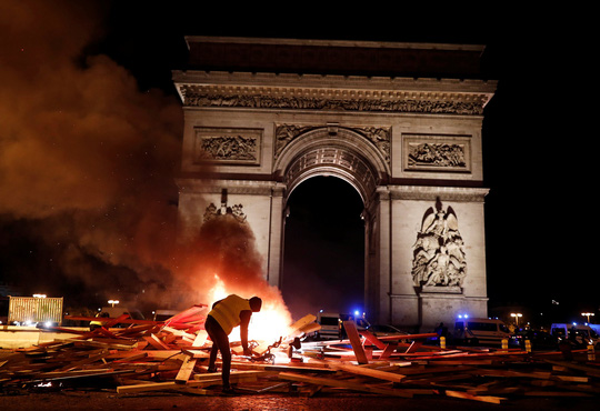 Lửa và đụng độ: Điều gì diễn ra trong cuộc biểu tình chống tăng giá xăng ở Pháp?