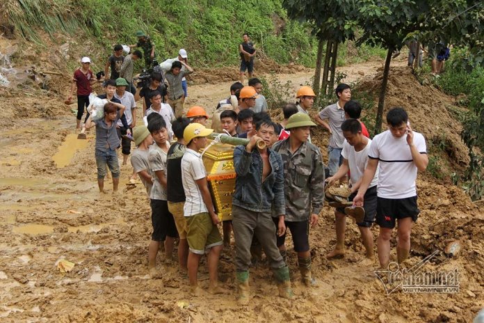 Trèo đèo, lội suối đưa thi thể Phó bí thư xã bị lũ cuốn trôi trong lúc cứu 2 cháu nhỏ về an táng