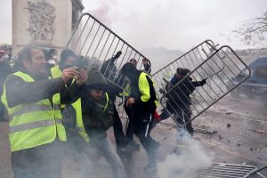 Thành Paris khói lửa ngút trời vì bạo loạn, 200 người bị bắt, 100 người bị thương