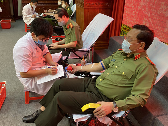 Thiếu tướng Nguyễn Hải Trung và 300 công an Thanh Hóa hiến máu vì cộng đồng