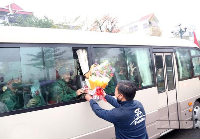 Bí thư và Chủ tịch Hà Nội tặng hoa, động viên thanh niên lên đường nhập ngũ