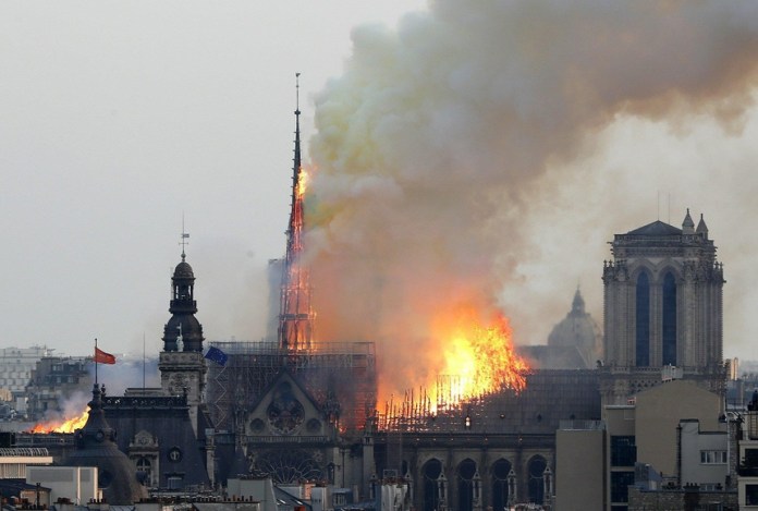 'Paris biến dạng' - Nước mắt và sửng sốt vụ cháy Nhà thờ Đức bà Paris