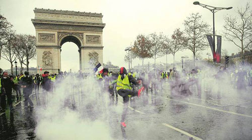 Hai tuần biểu tình, bạo loạn biến Paris thành 'bãi chiến trường'