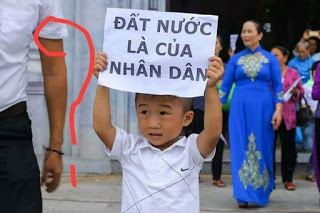 Người già và trẻ em dưới bàn tay của Linh mục – những người được gọi là “Cha”