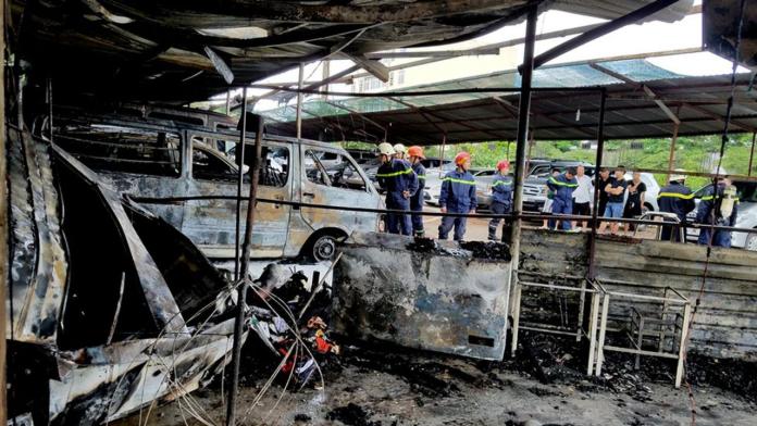 Cháy bãi giữ xe gần sân bay Tân Sơn Nhất, 3 ô tô bị thiêu rụi