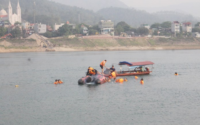8 học sinh chết đuối trên sông Đà: Những đám tang vội vã trong đêm