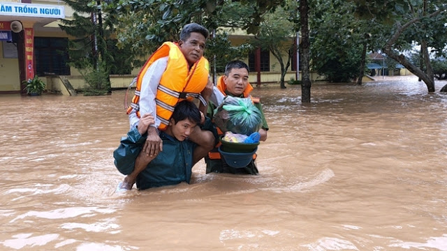 Lực lượng Công an sát cánh với nhân dân phòng, chống bão số 13