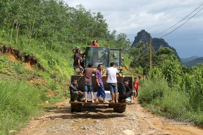 Trèo đèo, lội suối đưa thi thể Phó bí thư xã bị lũ cuốn trôi trong lúc cứu 2 cháu nhỏ về an táng