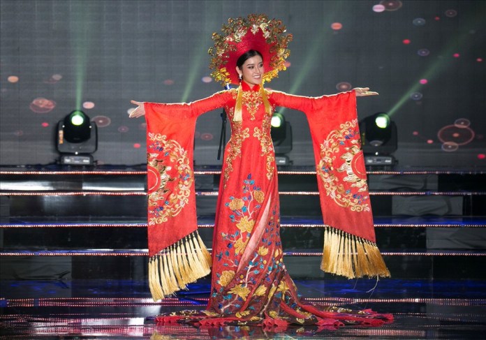 Huyền My lộng lẫy trong vòng thi đầu tiên Hoa hậu Hòa bình Thế giới