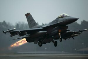 Tiêm kích F-16 đuổi máy bay lạ tiếp cận resort ông Trump đang ở