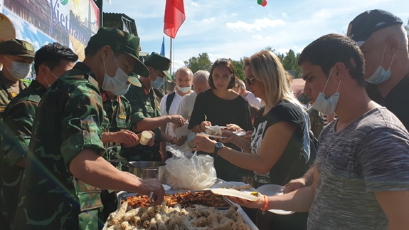 Bếp dã chiến thu hút khách ăn tại Army Games