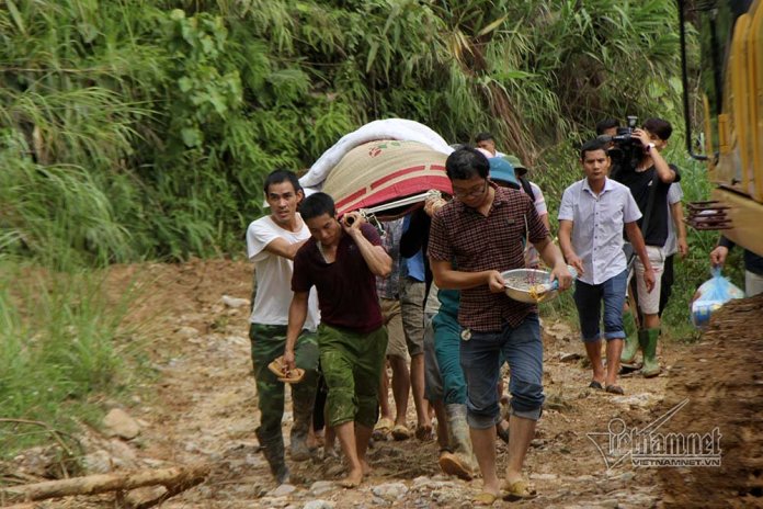 Trèo đèo, lội suối đưa thi thể Phó bí thư xã bị lũ cuốn trôi trong lúc cứu 2 cháu nhỏ về an táng