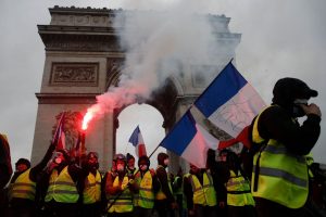 Thành Paris khói lửa ngút trời vì bạo loạn, 200 người bị bắt, 100 người bị thương