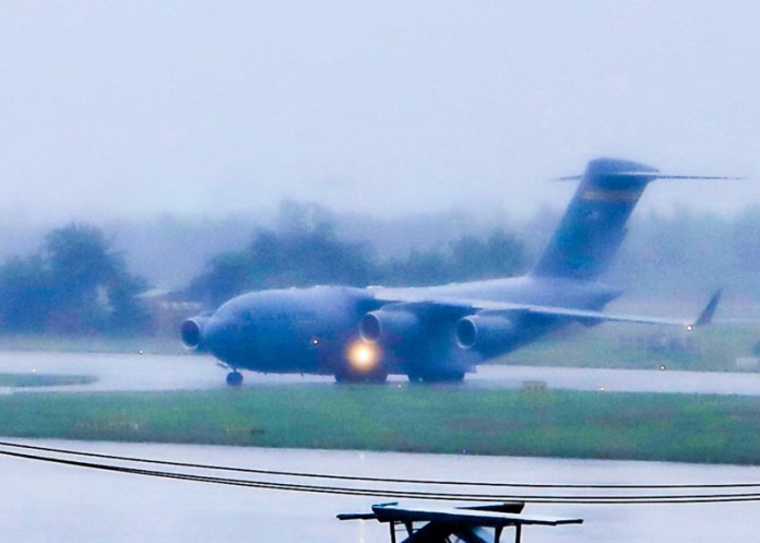 Máy bay C17 của đoàn Mỹ tới sân bay Đà Nẵng