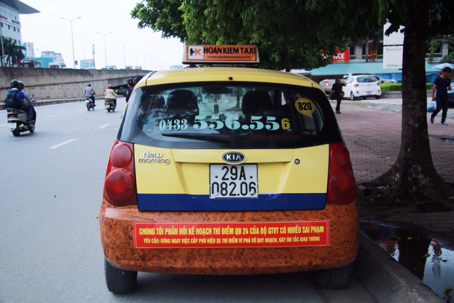 Taxi truyền thống dán khẩu hiệu phản đối quyết định của Bộ GTVT