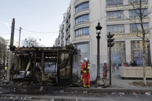 Phe ‘Áo vàng’ đập phá, đốt các cửa hàng sang trọng ở Paris