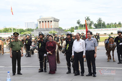 THỦ TƯỚNG, CHỦ TỊCH QUỐC HỘI CHỨNG KIẾN ĐOÀN CẢNH SÁT CƠ ĐỘNG KỴ BINH RA MẮT