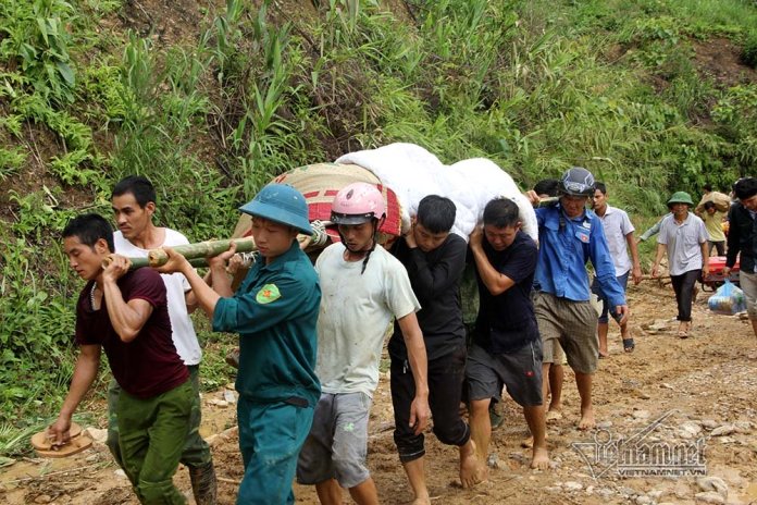 Trèo đèo, lội suối đưa thi thể Phó bí thư xã bị lũ cuốn trôi trong lúc cứu 2 cháu nhỏ về an táng