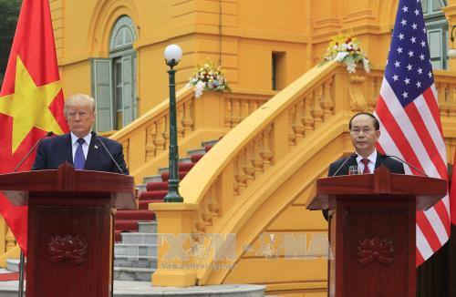 Chủ tịch nước Trần Đại Quang và Tổng thống Hoa Kỳ Donald Trump chủ trì họp báo