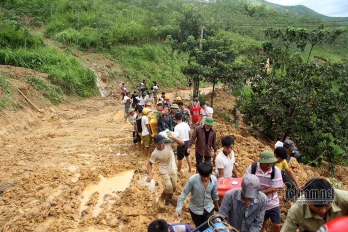 Trèo đèo, lội suối đưa thi thể Phó bí thư xã bị lũ cuốn trôi trong lúc cứu 2 cháu nhỏ về an táng