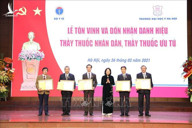 Phó Chủ tịch nước trao tặng danh hiệu Thầy thuốc Nhân dân cho 5 bác sỹ