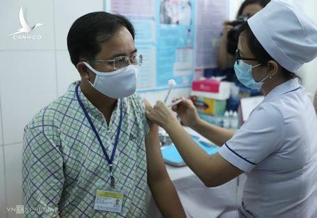 Sáng nay 74 người tiêm thử nghiệm vaccine COVID-19 Nanocovax của Việt Nam giai đoạn 2