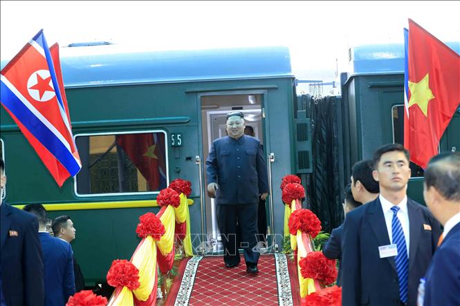 Chủ tịch Triều Tiên Kim Jong-un đến ga Đồng Đăng, bắt đầu chuyến công du Việt Nam