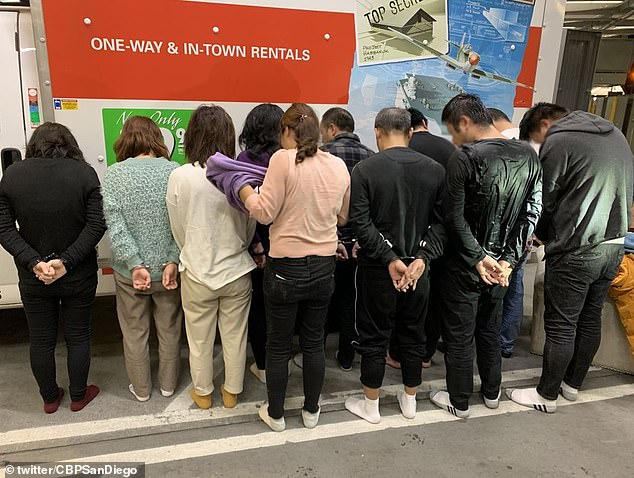 Phát hiện 11 người di cư Trung Quốc trốn trong máy giặt, tủ quần áo để vào Mỹ